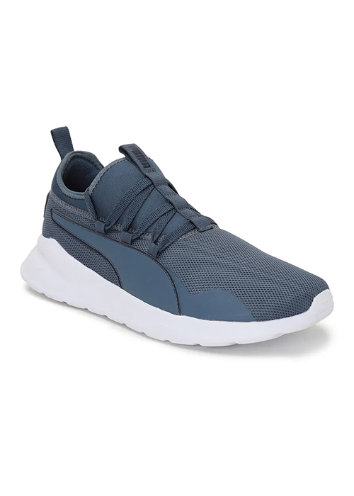 comfortable sneakers, weekend getaway bag