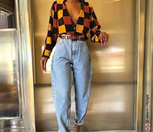 Woman wearing mom jeans and 90s-inspired printed shirt 