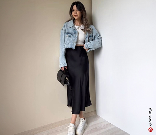 Woman wearing cropped denim jacket 